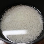 7) Meir agua. Un vaso de arroz necesita un vaso de agua y una cucharada más. Reposarlo con la tapa puesta.